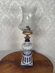 Stolová lampa z porcelánu a mosadze