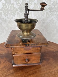 Drevený mlynček na kávu