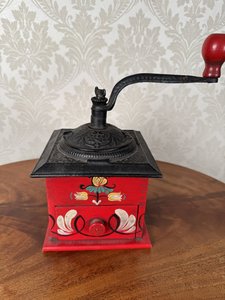 Kávomlynček s červeno maľovaným korpusom