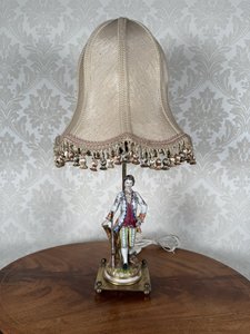Stolová lampa s porcelánovou figúrou