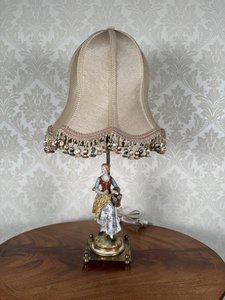Stolová lampa s porcelánovou figúrou