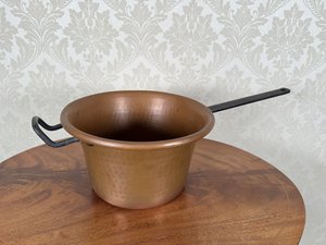 Medený kastról s dlhým kovovým madlom