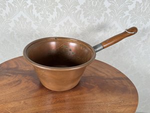 Medený kastról s drevenou rukoväťou