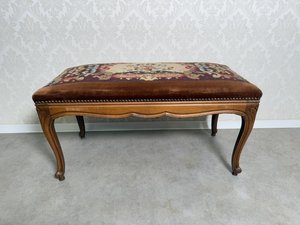 Vyšívaný čalúnený taburet