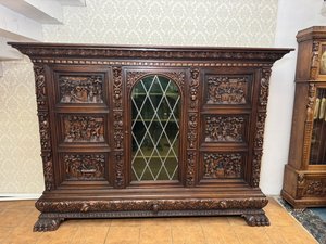 Ozmerná knižnica s rezanými výjavmi