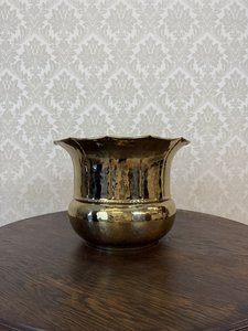 Kvetináč s kladivkovaným povrchom