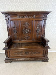 Zdobená truhlová lavica