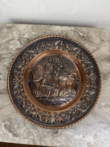 Medený tanier s výjavom hudobníkov