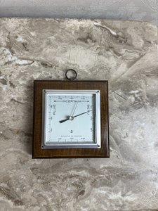 Barometer s francúzskym číselníkom