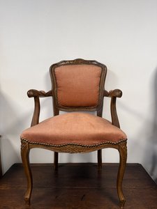 Kresielko s florálnou rezbou