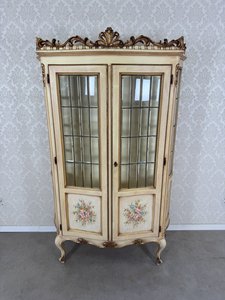 Vitrína v štýle francúzskeho vidieckeho rokoka