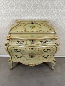 Elegantný písací sekretár