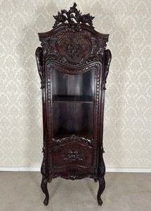 Elegantná vyrezávaná vitrína