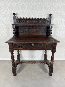 Vyrezávaný písací stolík