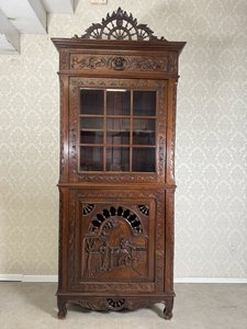 Vyrezávaná vitrína