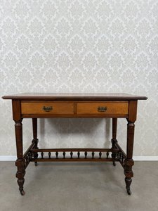 Písací stôl s točenými nohami na kolieskach