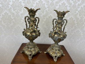 Párové bronzové svietniky s anjelikmi a barokovou ornamentikou, cena za ks