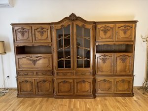 Vitrína s vyrezávanými detailmi a sekretárom