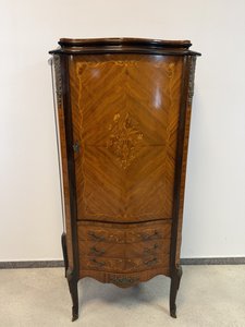 Intarzovaná vitrína s prehnutou čelnou líniou, zrkadlovým interiérom