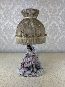 Porcelánová stolná lampa s čipkovým tienidlom, figurálnou scénou ženy