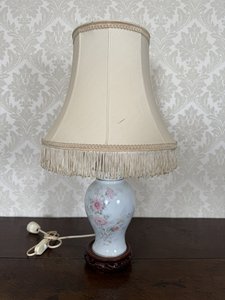 Lampa Limoges s kvetinovým dekorom