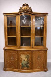 Vitrína s florálnym dekorom a maľovanou krajinou