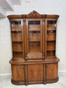 Reprezentatívna vitrína s intarziou