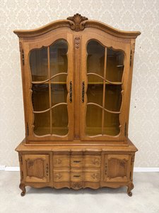 Vitrína s presklením a reliéfnymi detailmi