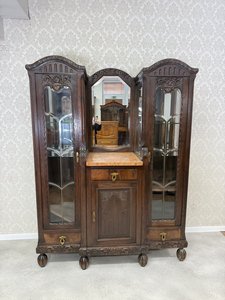 Vitrína s mramorovou doskou a zrkadlom