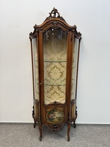 Vitrína s ručne maľovanou romantickou scénou