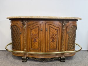 Luxusný bar s mosadznými detailmi