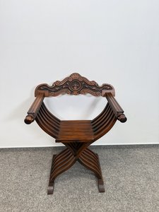 Skladacie kresielko s rezbovaným operadlom