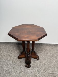 Odkladací stolík s levými labami