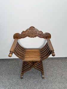 Skladacie kresielko so zdobeným operadlom