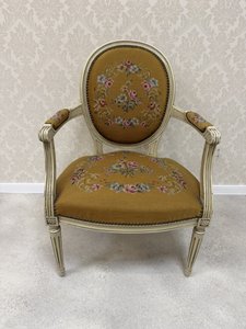 Kreslo s kvetinovým čalúnením