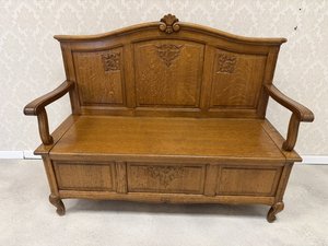 Rezbovaná lavica s úložným priestorom