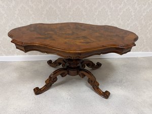 Intarzovaný konferenčný stolík s tvarovanou doskou