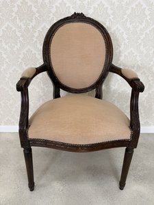 Čalúnené kreslo s oválnym operadlom