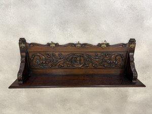 Závesný vešiak s rezbou