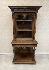 Príborníková vitrína s arkádovým zasklením