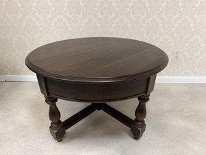 Okrúhly konferenčný stolík