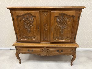 Skrinka s vyrezávanými motívmi lastúr a kvetov