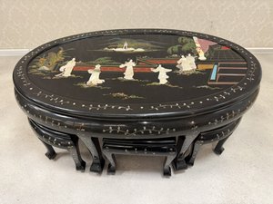 Okrúhly čajový stolík s maľbou dvornej scény
