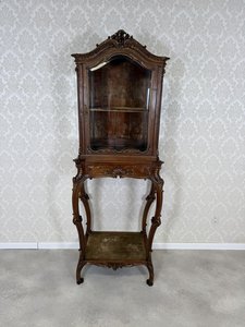 Vitrína s rezbovanými detailmi