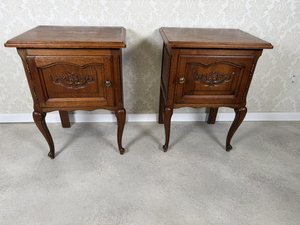 Nočný stolík s vyrezávanými dvierkami, cena za ks