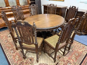 Jedálenská zostava s ôsmimi vyrezávanými stoličkami