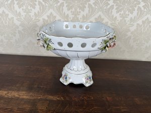 Porcelánová misa na nohe