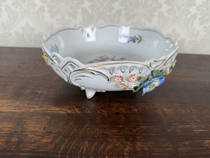 Porcelánová misa na nôžkach