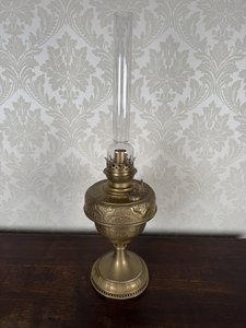 Petrolejová lampa s reliéfnym zdobením