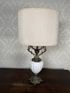 Lampa stolná s kovovou konštrukciou